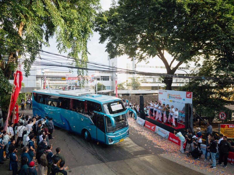 PT Astra Honda Motor memberangkatkan peserta program Mudik dan Balik Bareng Honda dengan armada bus dari Jakarta menuju Yogyakarta dan Semarang, sebagai upaya menghadirkan perjalanan Lebaran yang aman dan nyaman bagi konsumen sepeda motor Honda.