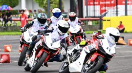 Sebanyak 33 peserta seleksi siswa Astra Honda Racing School mengikuti tes praktik yang diselenggarakan di AHM Safety Riding & Training Center, Deltamas, Jawa Barat pada Minggu (15/2).