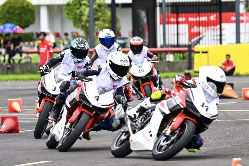 Sebanyak 33 peserta seleksi siswa Astra Honda Racing School mengikuti tes praktik yang diselenggarakan di AHM Safety Riding & Training Center, Deltamas, Jawa Barat pada Minggu (15/2).
