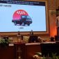 Perwakilan Mitsubishi Motors memaparkan capaian market share 47,5 persen untuk model Mitsubishi L300 dalam sebuah konferensi pers, menegaskan dominasi kendaraan niaga ringan tersebut di pasar pick-up nasional.
