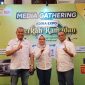 Jajaran manajemen PT Adira Dinamika Multi Finance Tbk berfoto bersama dalam acara Media Gathering Adira Expo Berkah Ramadan 2026 di Jabodetabek. Kegiatan ini menjadi bagian dari rangkaian promosi pembiayaan jelang Ramadan, menghadirkan berbagai promo kredit kendaraan, SolusiDana, program Umrah Untuk Sahabat, serta solusi pembiayaan syariah bagi masyarakat.