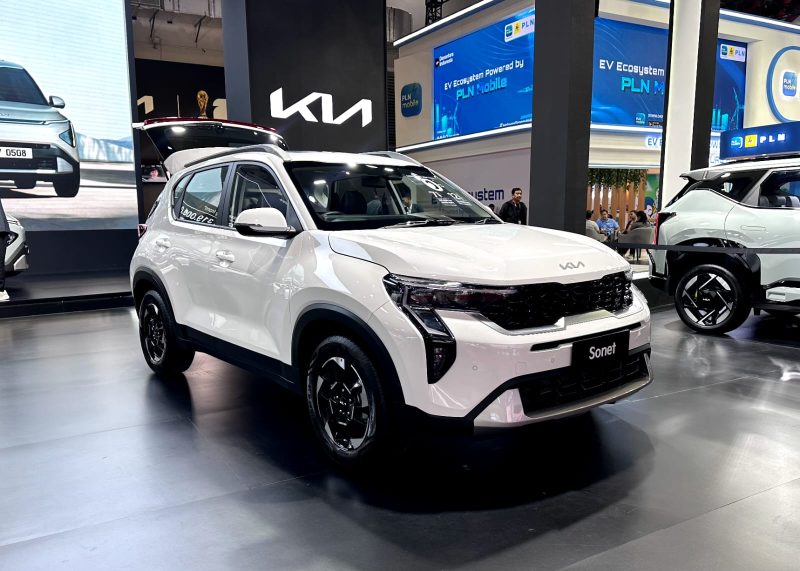 Booth Kia di IIMS 2026 dipadati pengunjung yang melihat langsung lini kendaraan terbaru serta menikmati berbagai program spesial benefit selama pameran berlangsung.