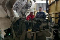 Kepala Bengkel PT Sun Star Prima Motor Jababeka Cikarang, Benny Apriwendi (kanan), memberikan arahan kepada teknisi saat melakukan pemeriksaan mesin truk Mitsubishi Fuso di bengkel resmi, Sabtu (14/2/2026). Pemeriksaan dilakukan guna memastikan armada logistik tetap prima menjelang peningkatan distribusi Ramadan dan Idulfitri.