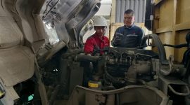 Kepala Bengkel PT Sun Star Prima Motor Jababeka Cikarang, Benny Apriwendi (kanan), memberikan arahan kepada teknisi saat melakukan pemeriksaan mesin truk Mitsubishi Fuso di bengkel resmi, Sabtu (14/2/2026). Pemeriksaan dilakukan guna memastikan armada logistik tetap prima menjelang peningkatan distribusi Ramadan dan Idulfitri.