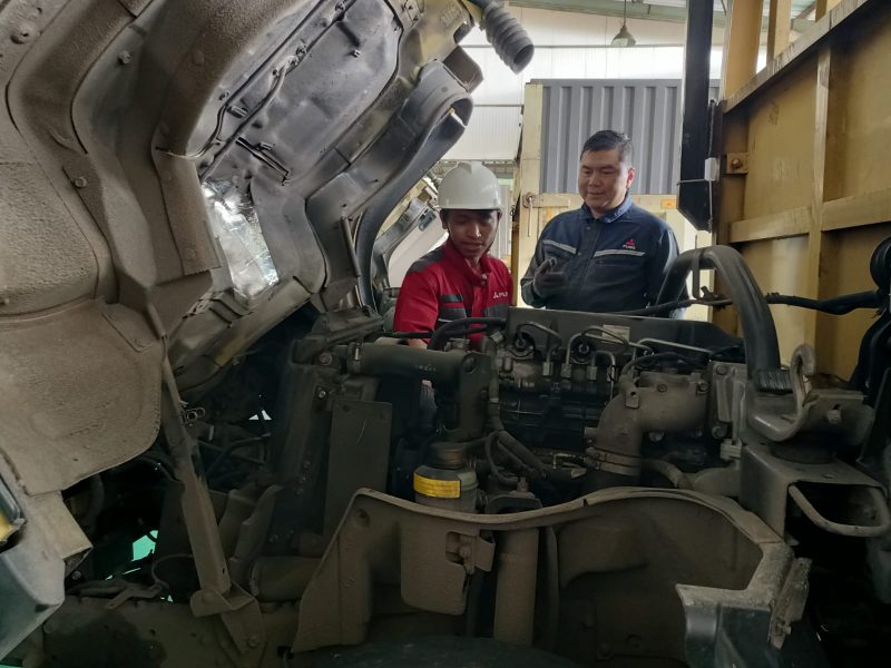 Kepala Bengkel PT Sun Star Prima Motor Jababeka Cikarang, Benny Apriwendi (kanan), memberikan arahan kepada teknisi saat melakukan pemeriksaan mesin truk Mitsubishi Fuso di bengkel resmi, Sabtu (14/2/2026). Pemeriksaan dilakukan guna memastikan armada logistik tetap prima menjelang peningkatan distribusi Ramadan dan Idulfitri.