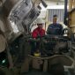 Kepala Bengkel PT Sun Star Prima Motor Jababeka Cikarang, Benny Apriwendi (kanan), memberikan arahan kepada teknisi saat melakukan pemeriksaan mesin truk Mitsubishi Fuso di bengkel resmi, Sabtu (14/2/2026). Pemeriksaan dilakukan guna memastikan armada logistik tetap prima menjelang peningkatan distribusi Ramadan dan Idulfitri.
