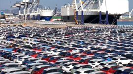 Ilustrasi aktivitas pasar otomotif dengan ribuan unit mobil terparkir di area pelabuhan sebelum didistribusikan ke berbagai daerah. Gambar ini mencerminkan dinamika penjualan dan distribusi kendaraan di industri otomotif nasional.