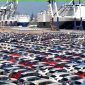 Ilustrasi aktivitas pasar otomotif dengan ribuan unit mobil terparkir di area pelabuhan sebelum didistribusikan ke berbagai daerah. Gambar ini mencerminkan dinamika penjualan dan distribusi kendaraan di industri otomotif nasional.