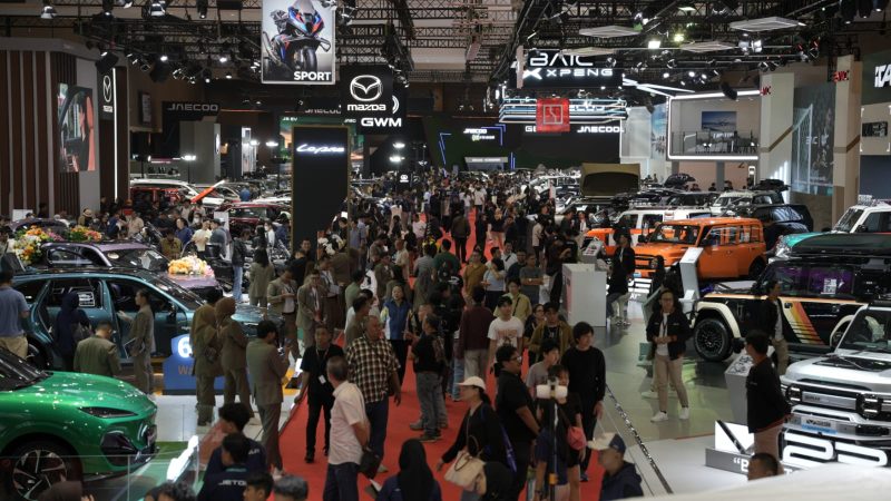 Suasana pameran IIMS 2026 di JIExpo Kemayoran dipadati pengunjung yang antusias berburu promo mobil dan motor dari berbagai brand otomotif menjelang penutupan acara.