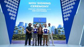 Perwakilan VinFast Indonesia bersama mitra B2B berfoto usai penandatanganan Nota Kesepahaman (MoU) pengadaan 400 unit Limo Green dalam acara MOU Signing Ceremony di Jakarta, 18 Februari 2026. Kerja sama ini menjadi langkah strategis dalam percepatan elektrifikasi armada transportasi ramah lingkungan di Indonesia.