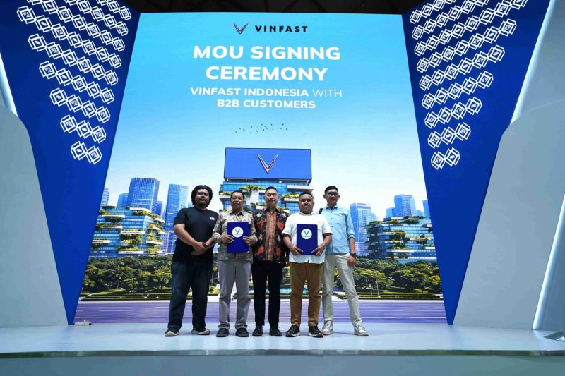 Perwakilan VinFast Indonesia bersama mitra B2B berfoto usai penandatanganan Nota Kesepahaman (MoU) pengadaan 400 unit Limo Green dalam acara MOU Signing Ceremony di Jakarta, 18 Februari 2026. Kerja sama ini menjadi langkah strategis dalam percepatan elektrifikasi armada transportasi ramah lingkungan di Indonesia.