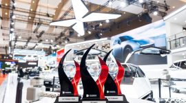 Tiga trofi penghargaan yang diraih XPENG Indonesia pada ajang IIMS 2026, yakni Best Premium EV Sedan, Best Premium MPV, dan Best Booth (Car >750 sqm), dipamerkan di area booth XPENG yang berkonsep futuristik.