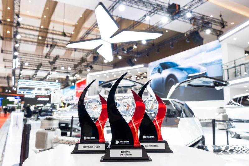 Tiga trofi penghargaan yang diraih XPENG Indonesia pada ajang IIMS 2026, yakni Best Premium EV Sedan, Best Premium MPV, dan Best Booth (Car >750 sqm), dipamerkan di area booth XPENG yang berkonsep futuristik.