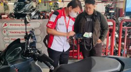 Mekanik AHASS Jakarta–Tangerang melayani konsumen pengguna motor matic Honda dengan pengecekan dan konsultasi servis menggunakan aplikasi WANDA untuk memastikan proses perawatan berjalan cepat, praktis, dan sesuai standar pabrikan.