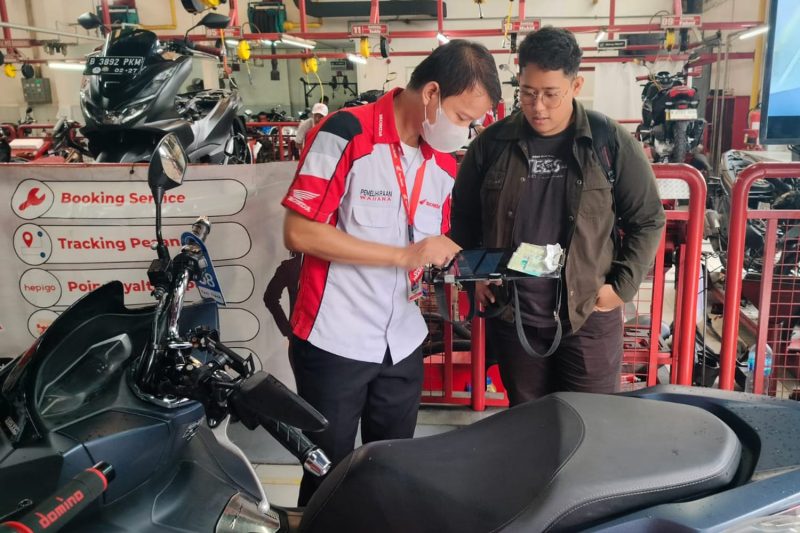 Mekanik AHASS Jakarta–Tangerang melayani konsumen pengguna motor matic Honda dengan pengecekan dan konsultasi servis menggunakan aplikasi WANDA untuk memastikan proses perawatan berjalan cepat, praktis, dan sesuai standar pabrikan.