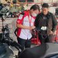 Mekanik AHASS Jakarta–Tangerang melayani konsumen pengguna motor matic Honda dengan pengecekan dan konsultasi servis menggunakan aplikasi WANDA untuk memastikan proses perawatan berjalan cepat, praktis, dan sesuai standar pabrikan.
