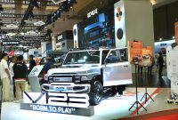 Pengunjung mengamati iCAR V23 yang dipamerkan di booth iCAR dalam ajang pameran otomotif, mengusung desain SUV bergaya off-road modern dengan tagline “Born to Play” yang menarik perhatian selama acara berlangsung.