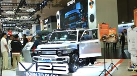 Pengunjung mengamati iCAR V23 yang dipamerkan di booth iCAR dalam ajang pameran otomotif, mengusung desain SUV bergaya off-road modern dengan tagline “Born to Play” yang menarik perhatian selama acara berlangsung.