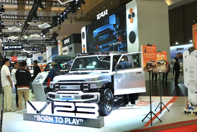 Pengunjung mengamati iCAR V23 yang dipamerkan di booth iCAR dalam ajang pameran otomotif, mengusung desain SUV bergaya off-road modern dengan tagline “Born to Play” yang menarik perhatian selama acara berlangsung.