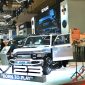 Pengunjung mengamati iCAR V23 yang dipamerkan di booth iCAR dalam ajang pameran otomotif, mengusung desain SUV bergaya off-road modern dengan tagline “Born to Play” yang menarik perhatian selama acara berlangsung.