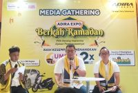 Head of Regional SSD Jawa Barat Adira Finance, Handi (tengah), bersama jajaran manajemen saat menyampaikan paparan dalam Media Gathering Adira Expo Berkah Ramadan di Bandung, Senin (23/2/2026). Kegiatan ini digelar untuk memperkenalkan program promo pembiayaan serta program loyalitas “Umrah Untuk Sahabat” kepada masyarakat Jawa Barat.