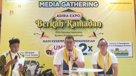 Head of Regional SSD Jawa Barat Adira Finance, Handi (tengah), bersama jajaran manajemen saat menyampaikan paparan dalam Media Gathering Adira Expo Berkah Ramadan di Bandung, Senin (23/2/2026). Kegiatan ini digelar untuk memperkenalkan program promo pembiayaan serta program loyalitas “Umrah Untuk Sahabat” kepada masyarakat Jawa Barat.