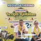 Head of Regional SSD Jawa Barat Adira Finance, Handi (tengah), bersama jajaran manajemen saat menyampaikan paparan dalam Media Gathering Adira Expo Berkah Ramadan di Bandung, Senin (23/2/2026). Kegiatan ini digelar untuk memperkenalkan program promo pembiayaan serta program loyalitas “Umrah Untuk Sahabat” kepada masyarakat Jawa Barat.