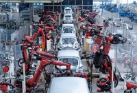Proses produksi kendaraan listrik di fasilitas manufaktur modern Leapmotor di Tiongkok, menampilkan lini perakitan berbasis robotik dengan sistem otomasi terintegrasi. Pendekatan engineering dan vertical integration menjadi fondasi utama Leapmotor dalam membangun kendaraan listrik berbasis teknologi tinggi untuk pasar global.