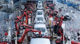 Proses produksi kendaraan listrik di fasilitas manufaktur modern Leapmotor di Tiongkok, menampilkan lini perakitan berbasis robotik dengan sistem otomasi terintegrasi. Pendekatan engineering dan vertical integration menjadi fondasi utama Leapmotor dalam membangun kendaraan listrik berbasis teknologi tinggi untuk pasar global.