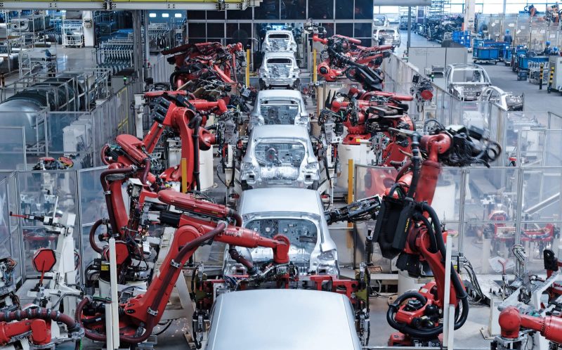 Proses produksi kendaraan listrik di fasilitas manufaktur modern Leapmotor di Tiongkok, menampilkan lini perakitan berbasis robotik dengan sistem otomasi terintegrasi. Pendekatan engineering dan vertical integration menjadi fondasi utama Leapmotor dalam membangun kendaraan listrik berbasis teknologi tinggi untuk pasar global.