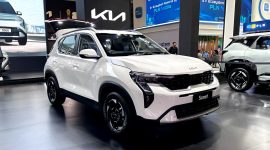 Unit Kia Sonet dipamerkan di booth Kia Corporation dalam ajang Indonesia International Motor Show, menampilkan desain modern dan fitur unggulan yang menyasar segmen SUV kompak perkotaan.