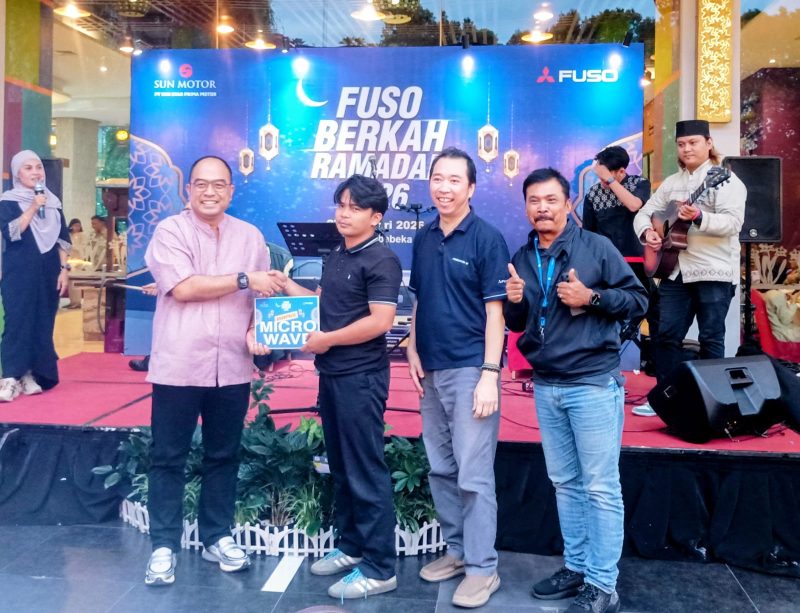 Andi Mulyana selaku Branch Manager PT Sun Star Prima Motor Cikarang menyerahkan hadiah kepada peserta dalam kegiatan Fuso Berkah Ramadan 2026 yang digelar sebagai bentuk apresiasi kepada pelanggan setia Mitsubishi Fuso. Acara berlangsung meriah dengan hiburan musik dan nuansa Ramadan yang hangat.