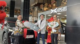 Serah terima simbolis kunci kendaraan listrik XPENG X9 kepada konsumen dalam peresmian XPENG Pop Up Store di Paskal 23 Shopping Center, Bandung, Jumat (27/2/2026). Momentum ini menandai ekspansi perdana XPENG ke luar Jabodetabek sekaligus penguatan pasar mobil listrik premium di Kota Bandung.