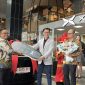 Serah terima simbolis kunci kendaraan listrik XPENG X9 kepada konsumen dalam peresmian XPENG Pop Up Store di Paskal 23 Shopping Center, Bandung, Jumat (27/2/2026). Momentum ini menandai ekspansi perdana XPENG ke luar Jabodetabek sekaligus penguatan pasar mobil listrik premium di Kota Bandung.