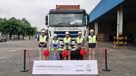 Perwakilan manajemen KALISTA, Toyota Tsusho Indonesia, Nusatama dan Ray Cargo berfoto bersama di depan truk kontainer listrik saat seremoni Trial Kick-Off Heavy Duty EV Truck di Toyota Tsusho Logistic Center, Cikarang, Senin (23/2/2026). Uji coba truk listrik ini dilakukan pada rute Pelabuhan Tanjung Priok – Cikarang sebagai langkah percepatan logistik rendah karbon menuju target Net Zero Emission 2060.