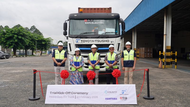 Perwakilan manajemen KALISTA, Toyota Tsusho Indonesia, Nusatama dan Ray Cargo berfoto bersama di depan truk kontainer listrik saat seremoni Trial Kick-Off Heavy Duty EV Truck di Toyota Tsusho Logistic Center, Cikarang, Senin (23/2/2026). Uji coba truk listrik ini dilakukan pada rute Pelabuhan Tanjung Priok – Cikarang sebagai langkah percepatan logistik rendah karbon menuju target Net Zero Emission 2060.