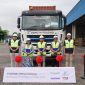 Perwakilan manajemen KALISTA, Toyota Tsusho Indonesia, Nusatama dan Ray Cargo berfoto bersama di depan truk kontainer listrik saat seremoni Trial Kick-Off Heavy Duty EV Truck di Toyota Tsusho Logistic Center, Cikarang, Senin (23/2/2026). Uji coba truk listrik ini dilakukan pada rute Pelabuhan Tanjung Priok – Cikarang sebagai langkah percepatan logistik rendah karbon menuju target Net Zero Emission 2060.