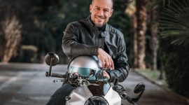 Aktor Italia sekaligus Ducatisti, Stefano Accorsi, berpose bersama Ducati Formula 73 yang mengusung desain Café Racer klasik dengan sentuhan teknologi modern.