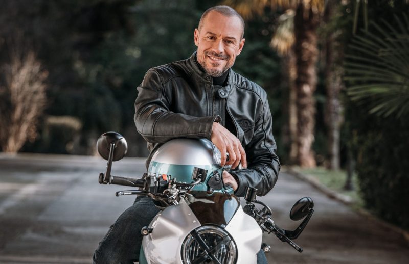 Aktor Italia sekaligus Ducatisti, Stefano Accorsi, berpose bersama Ducati Formula 73 yang mengusung desain Café Racer klasik dengan sentuhan teknologi modern.