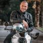 Aktor Italia sekaligus Ducatisti, Stefano Accorsi, berpose bersama Ducati Formula 73 yang mengusung desain Café Racer klasik dengan sentuhan teknologi modern.
