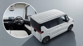 Tampilan eksterior dan interior BYD Racco yang resmi diperkenalkan jelang peluncuran di Jepang. Mobil listrik mungil ini mengusung desain boxy khas kei car dengan pintu geser serta kabin modern berlayar sentuh floating dan panel instrumen digital.