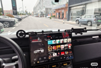 Tampilan interior iCAR V23 yang dilengkapi layar infotainment besar serta titik modular pada dashboard untuk pemasangan berbagai aksesori tambahan seperti tablet holder, action camera, hingga perangkat navigasi, mendukung konsep personalisasi plug & play pada kendaraan listrik ini.