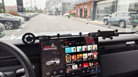 Tampilan interior iCAR V23 yang dilengkapi layar infotainment besar serta titik modular pada dashboard untuk pemasangan berbagai aksesori tambahan seperti tablet holder, action camera, hingga perangkat navigasi, mendukung konsep personalisasi plug & play pada kendaraan listrik ini.