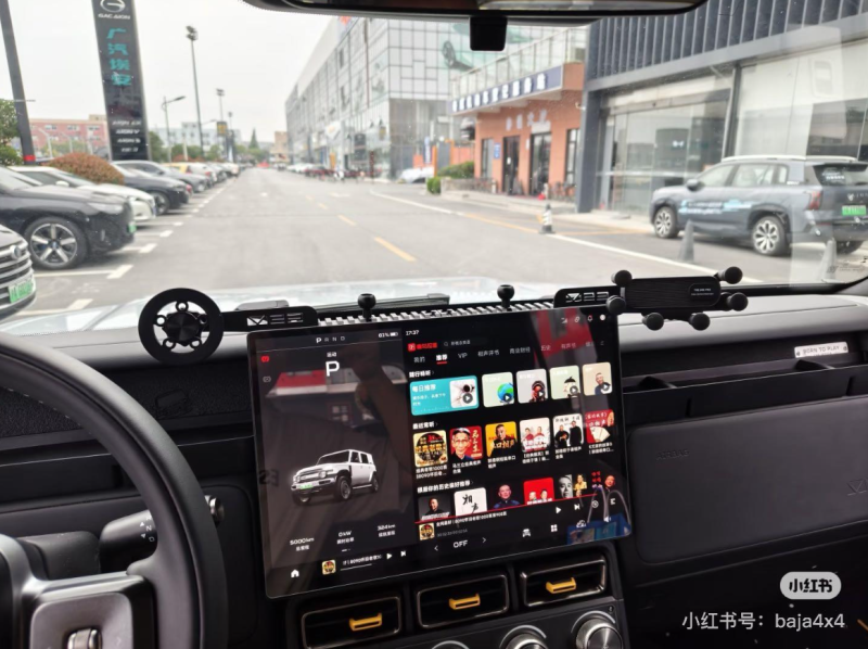 Tampilan interior iCAR V23 yang dilengkapi layar infotainment besar serta titik modular pada dashboard untuk pemasangan berbagai aksesori tambahan seperti tablet holder, action camera, hingga perangkat navigasi, mendukung konsep personalisasi plug & play pada kendaraan listrik ini.