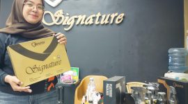 Dewi Ruwiyatul Lailiyah, Outlet Head Scuto Signature Cibitung, menunjukkan paket Signature Coating di outlet yang berlokasi di Jalan Raya Teuku Umar No. 44A, Kabupaten Bekasi, Senin (2/3/2026). Menjelang Ramadan, layanan nano ceramic coating dan proteksi kendaraan menjadi favorit pelanggan untuk menjaga tampilan mobil tetap kinclong dan terlindungi.