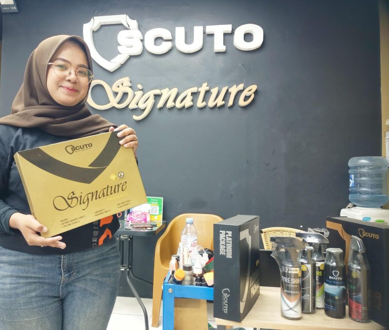 Dewi Ruwiyatul Lailiyah, Outlet Head Scuto Signature Cibitung, menunjukkan paket Signature Coating di outlet yang berlokasi di Jalan Raya Teuku Umar No. 44A, Kabupaten Bekasi, Senin (2/3/2026). Menjelang Ramadan, layanan nano ceramic coating dan proteksi kendaraan menjadi favorit pelanggan untuk menjaga tampilan mobil tetap kinclong dan terlindungi.