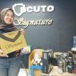 Dewi Ruwiyatul Lailiyah, Outlet Head Scuto Signature Cibitung, menunjukkan paket Signature Coating di outlet yang berlokasi di Jalan Raya Teuku Umar No. 44A, Kabupaten Bekasi, Senin (2/3/2026). Menjelang Ramadan, layanan nano ceramic coating dan proteksi kendaraan menjadi favorit pelanggan untuk menjaga tampilan mobil tetap kinclong dan terlindungi.