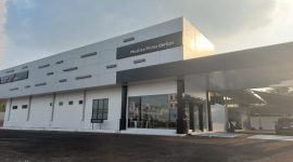 Gedung dealer Mitsubishi Mustika Prima Berlian di kawasan Narogong, Bekasi, yang menghadirkan layanan resmi penjualan serta Authorized Bodi & Cat untuk mendukung kebutuhan perawatan kendaraan konsumen menjelang Lebaran 2026.