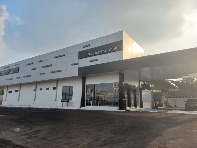 Gedung dealer Mitsubishi Mustika Prima Berlian di kawasan Narogong, Bekasi, yang menghadirkan layanan resmi penjualan serta Authorized Bodi & Cat untuk mendukung kebutuhan perawatan kendaraan konsumen menjelang Lebaran 2026.