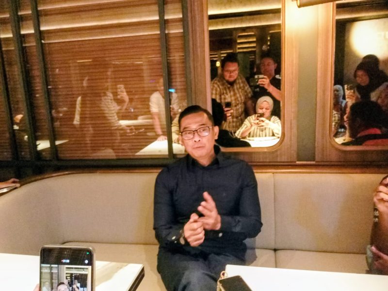 Chief Operating Officer BAIC Indonesia, Dhani Yahya, saat memberikan pemaparan mengenai strategi bisnis dan rencana peluncuran kendaraan listrik terbaru kepada awak media dalam acara buka puasa bersama di Roemah Koffie, Kamis (5/3/2026).